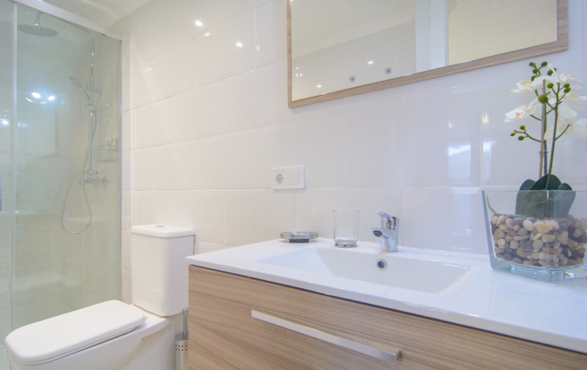 Location de vacances - Chalet à Marbella - En suite bathroom with walk in shower sink, toilet
