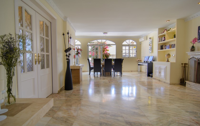Location de vacances - Chalet à Marbella - Élégante salle de séjour avec coin repas et salon