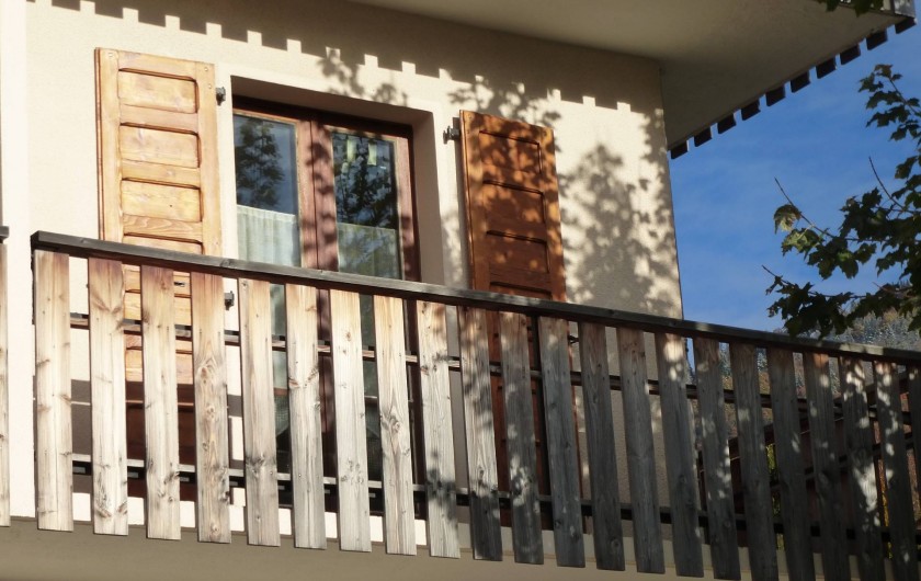 Location de vacances - Appartement à Morzine - Porte fenêtre  et balcon