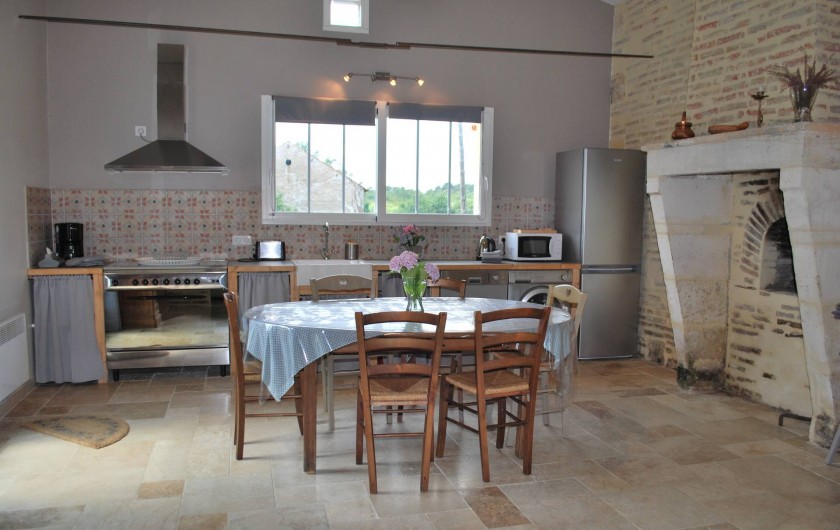 Location de vacances - Gîte à Eygurande-et-Gardedeuil - La cuisine avec sa fenêtre panoramique. Gîte de la Guirandole-