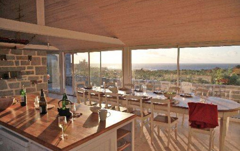 Location de vacances - Maison - Villa à Pleumeur-Bodou - Kerguinic : cuisine salle à manger