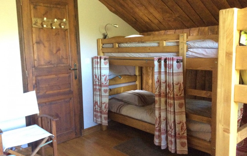 Location de vacances - Chalet à Barcelonnette - Chambre 4 : offre 4 couchages en 2 lits superposés.