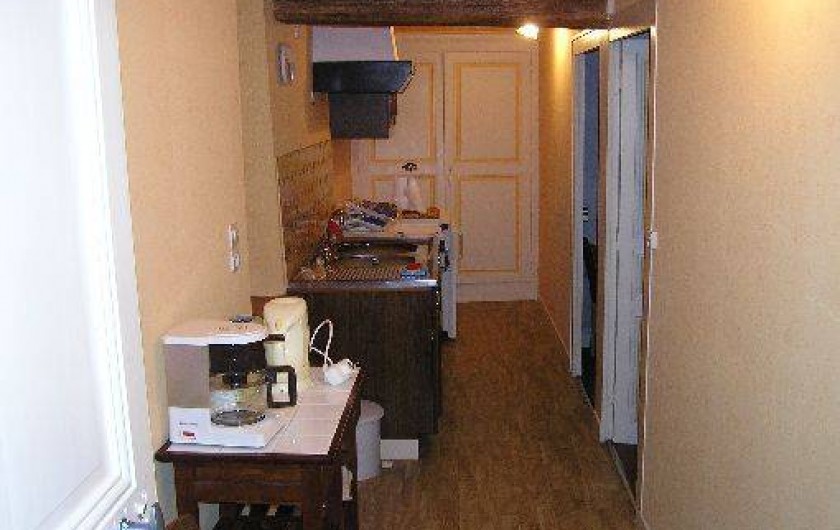 Location de vacances - Studio à Saint-Aubin-de-Luigné - Couloir/cuisine (vue depuis l'entrée)