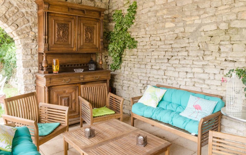 Location de vacances - Gîte à Baroville - Le côté salon en extérieur permet de partager de bons moments en soirée