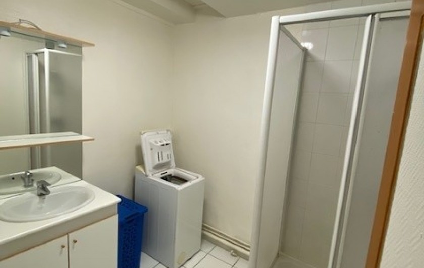 Location de vacances - Appartement à Pontgibaud - salle d'eau douche