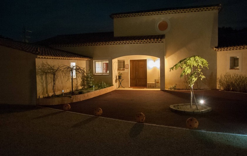 Location de vacances - Chambre d'hôtes à Lorgues - Entrée du Mas Pinède la nuit