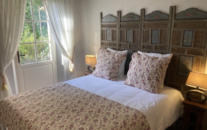 Location de vacances - Mas à Gargas - Fanny chambre 1 - lit double 160 - donnant sur terrasse et salle de bain privée