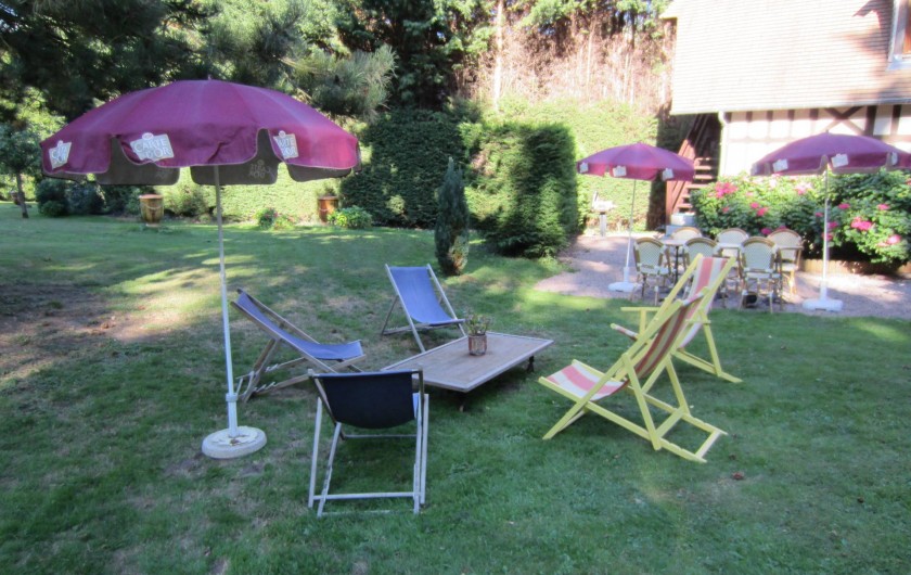 Location de vacances - Appartement à La Rivière-Saint-Sauveur - salon de jardin et chaises longes et barbecue