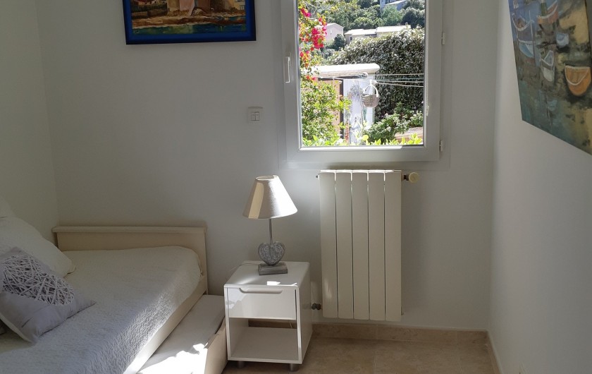 Location de vacances - Villa à Les Issambres - chambre rdc 2 lits près d'un coin toilettes