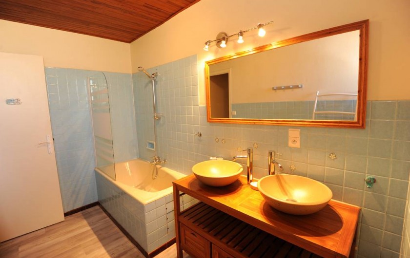 Location de vacances - Gîte à Rigarda - la salle de bain 1er étage