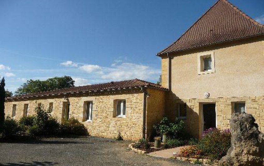 Location de vacances - Gîte à Badefols-sur-Dordogne - Entrée des gîtes côté parking