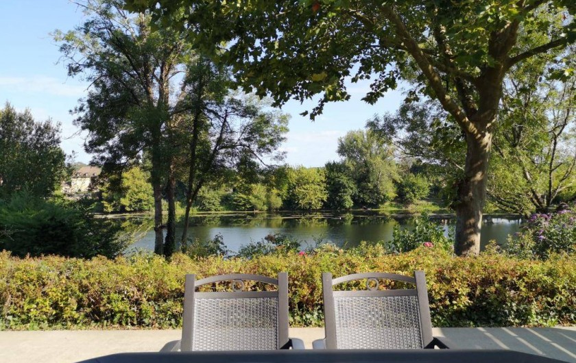 Location de vacances - Gîte à Badefols-sur-Dordogne - Autre vue de la terrasse de LA LONGERE