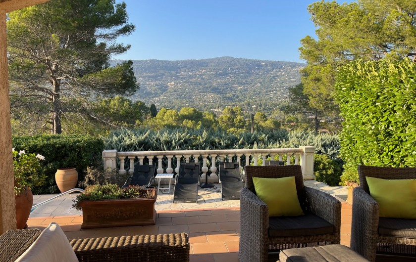 Location de vacances - Villa à Peymeinade - terrasse couverte et  panorama