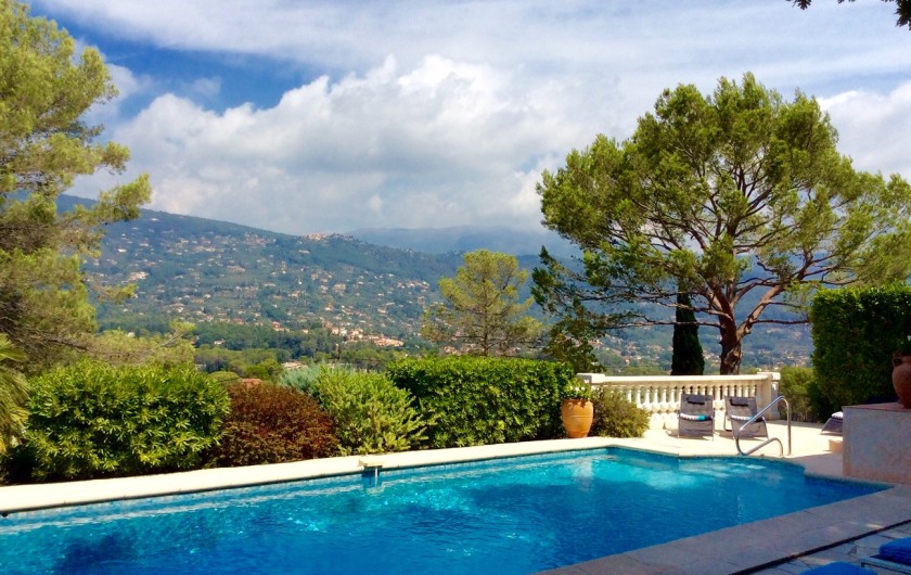 Location de vacances - Villa à Peymeinade - piscine / panorama