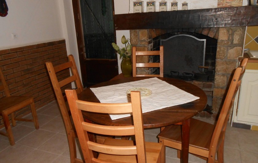 Location de vacances - Gîte à Vidauban - table repas intérieur 6pers