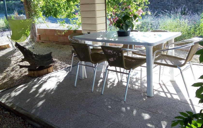 Location de vacances - Appartement à Liourdres - table et chaises à l'abri du soleil