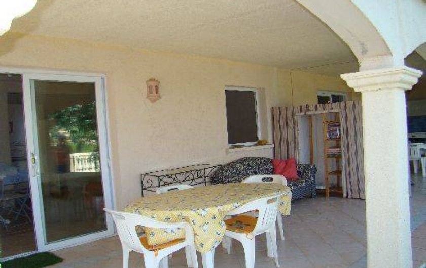 Location de vacances - Appartement à Cavalaire-sur-Mer - Coin terrasse couverte