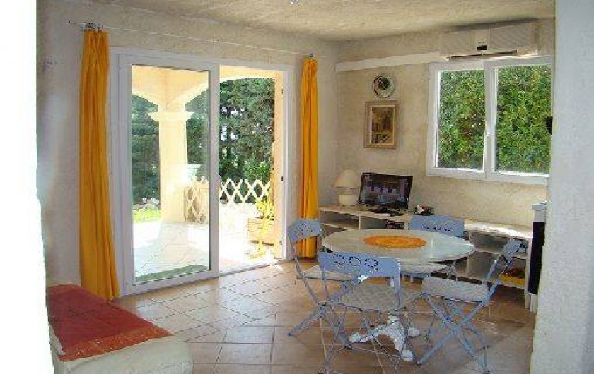 Location de vacances - Appartement à Cavalaire-sur-Mer - salon cuisine appartement soleil