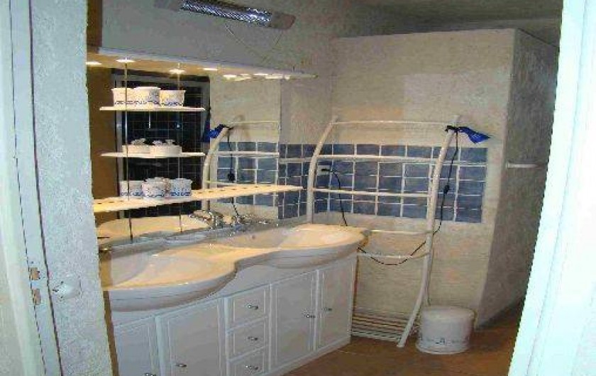 Location de vacances - Appartement à Cavalaire-sur-Mer - Salle de bain appartement azur