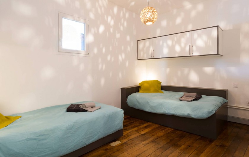 Location de vacances - Appartement à Charleville-Mézières - Chaque lit dispose d'un espace de rangement individuel