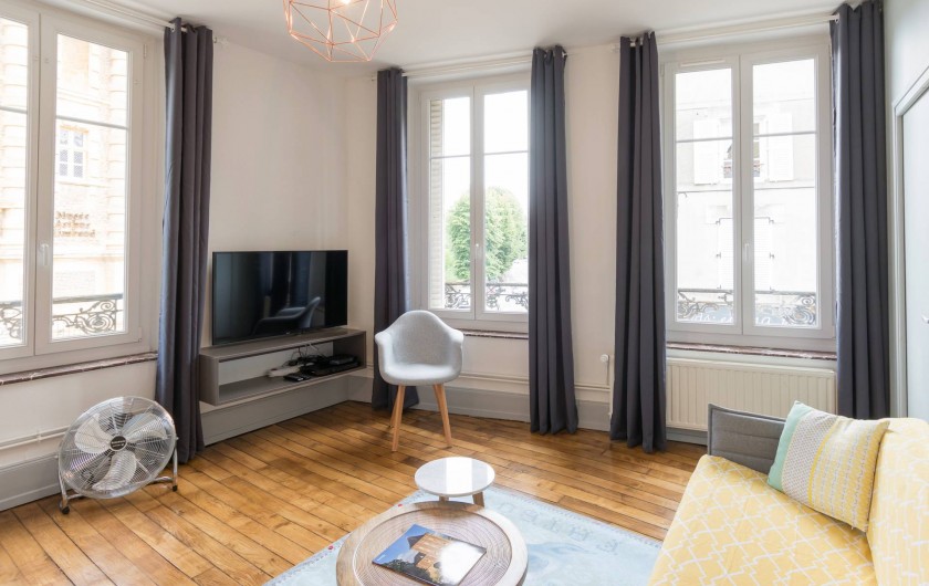Location de vacances - Appartement à Charleville-Mézières - Equipement TV écran plat, wifi, fibre optique,  ventilateur
