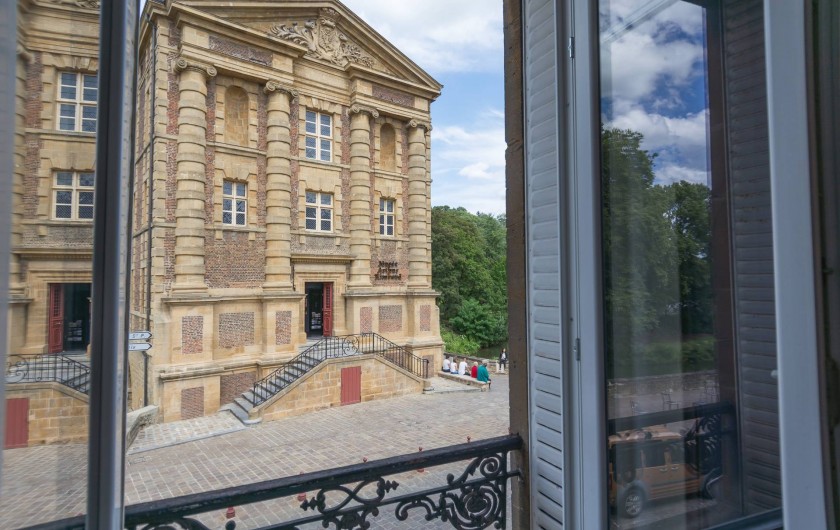 Location de vacances - Appartement à Charleville-Mézières - Vue directe sur le musée Rimbaud