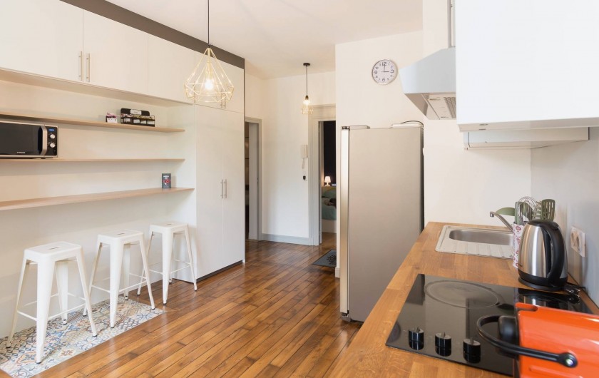 Location de vacances - Appartement à Charleville-Mézières - Cuisine fonctionnelle avec machine nespresso, cafetière classique, plaque vitro