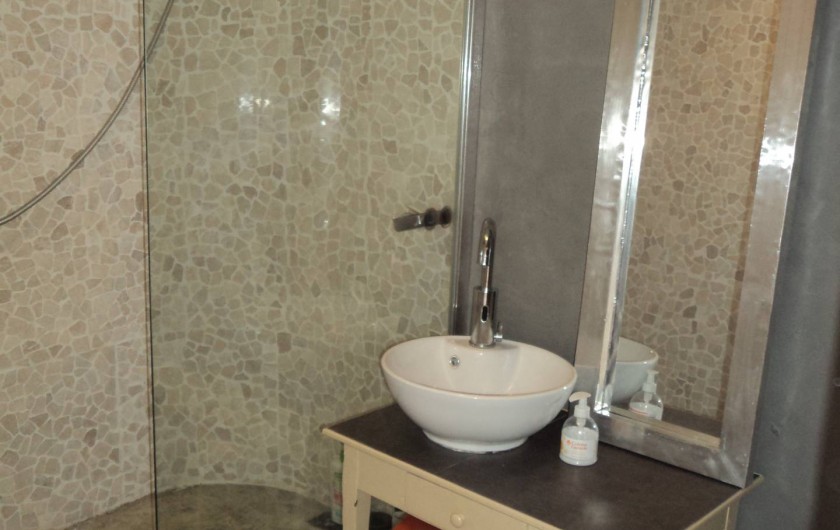 Location de vacances - Maison - Villa à Saint-Laurent-de-la-Salanque - Salle d'eau du RDC: douche à l'italienne, lavabo et WC