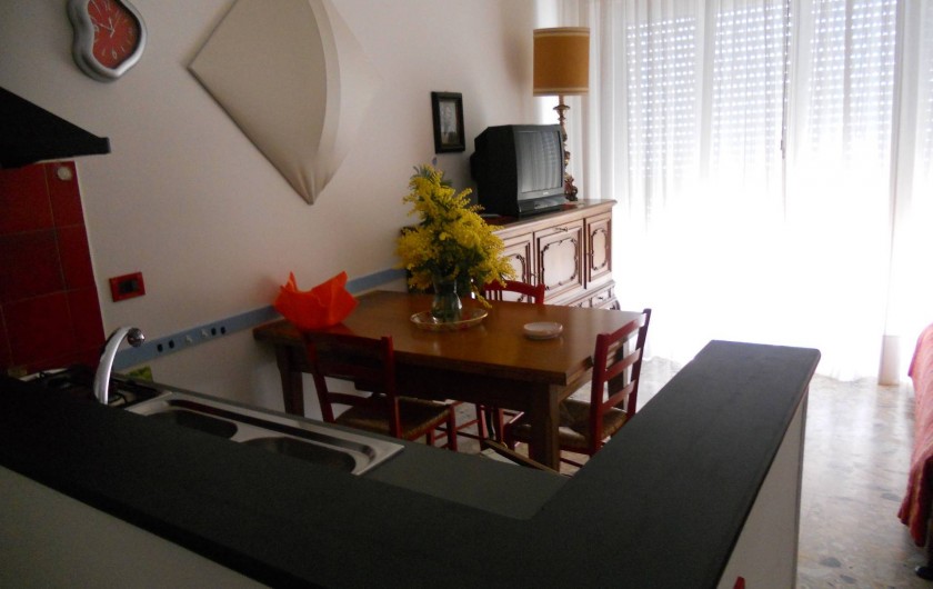 Location de vacances - Appartement à Ospedaletti - angle cuisine et table à manger