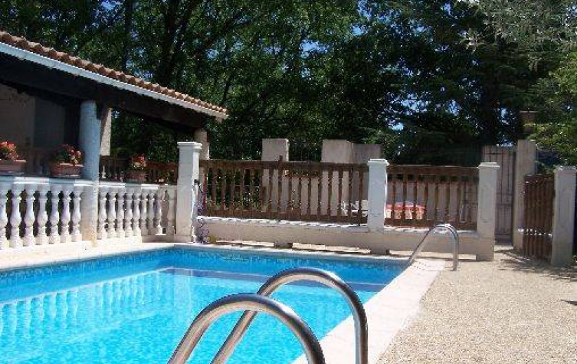 Location de vacances - Villa à Draguignan - En face de l'allée  à droite de la photo , le Portillon d'accès à la piscine
