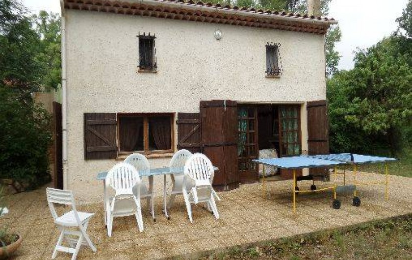 Location de vacances - Villa à Draguignan - l'espace repos extérieur avec table  pig- pong