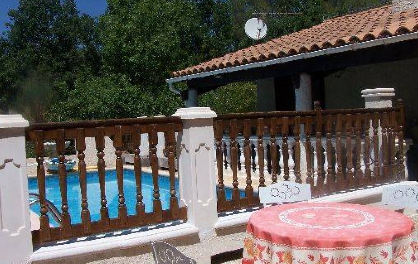 Location de vacances - Villa à Draguignan - Espace protégé interdisant l'accès de la piscine aux enfants en bas âge.