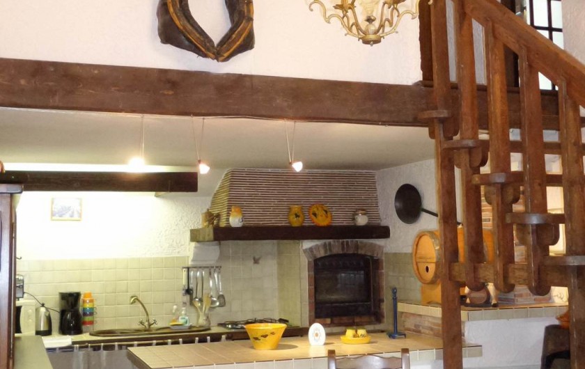 Location de vacances - Villa à Draguignan - Vue de la cuisine  à l'américaine et l'escalier donnant à l'étage .