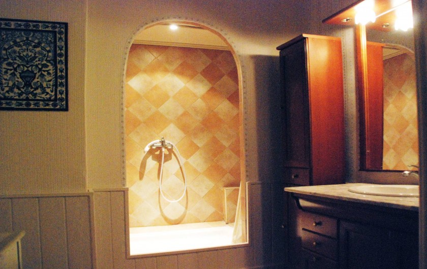 Location de vacances - Chambre d'hôtes à Cuers - grande douche avec éclairage intérieur