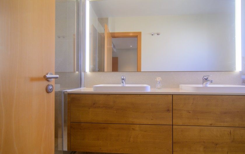 Location de vacances - Appartement à Marbella - Salle de bain attenante avec double lavabo, douche à l'italienne et bidet.