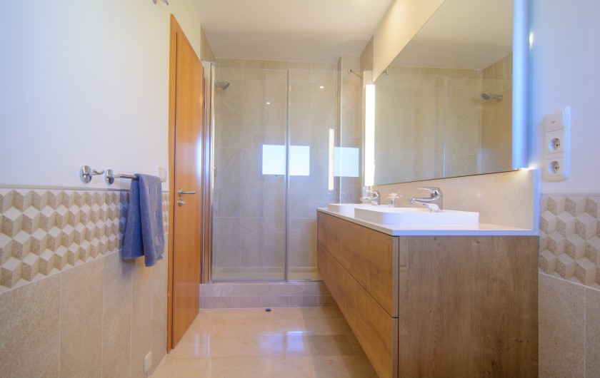 Location de vacances - Appartement à Marbella - Salle de bain attenante avec double lavabo et douche à l'italienne.