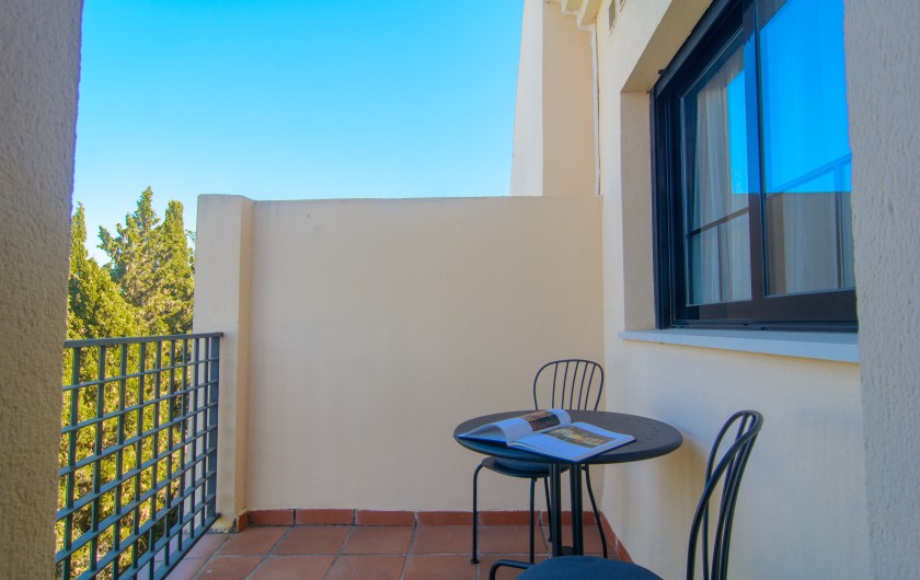 Location de vacances - Appartement à Marbella - Petite terrasse avec table et deux chaises