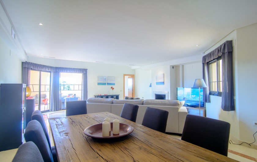 Location de vacances - Appartement à Marbella - Table en bois pour huit personnes dans la salle à manger