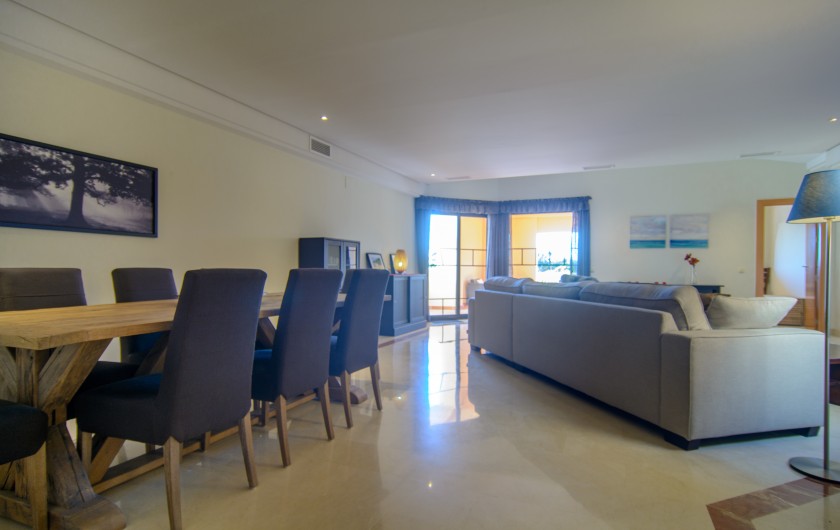 Location de vacances - Appartement à Marbella - Living room with sitting and dining area, cupboard