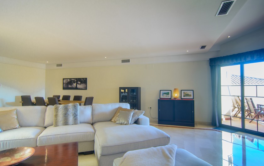 Location de vacances - Appartement à Marbella - Salle de séjour avec coin salon, canapé confortable