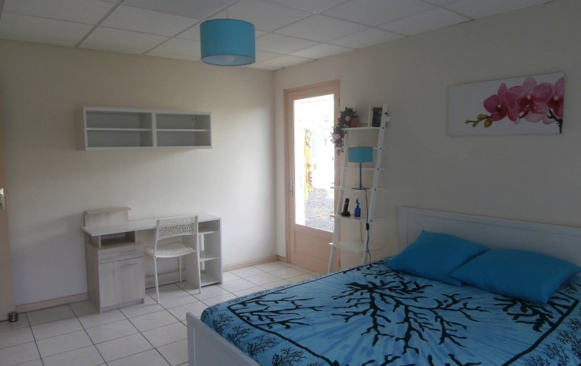 Location de vacances - Villa à Saint-Gilles les Bains - La grande chambre bleue