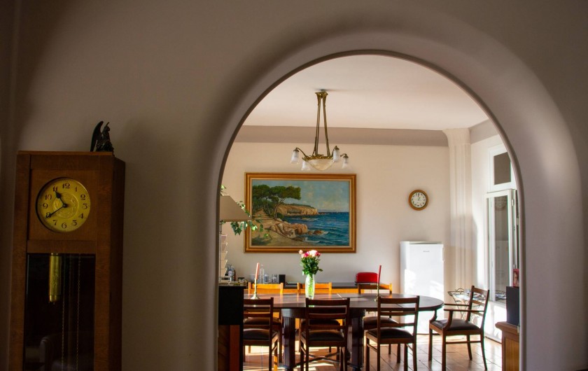 Location de vacances - Villa à Marseille - La salle à manger vue du salon