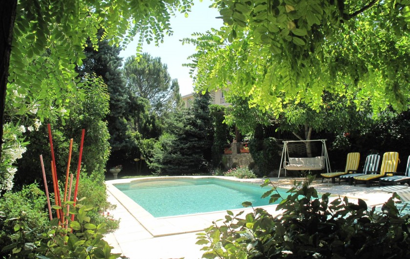 Location de vacances - Gîte à Lapalud - piscine dans la verdure