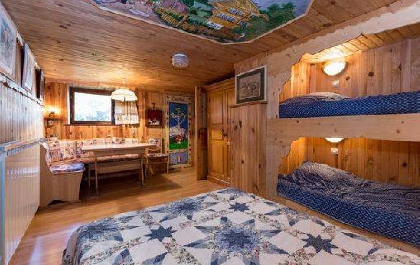 Location de vacances - Chalet à Chamonix-Mont-Blanc - Chambre au rez de jardin avec 1 lit double et 2 lits superposés.