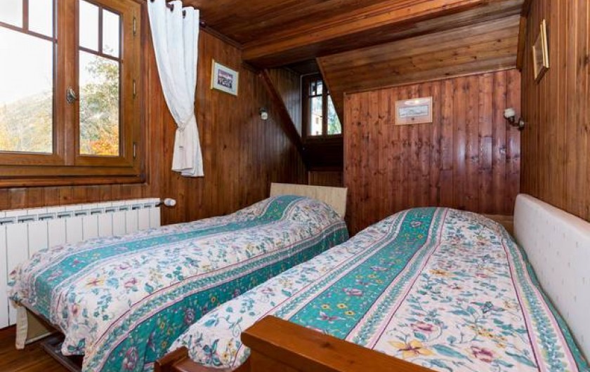 Location de vacances - Chalet à Chamonix-Mont-Blanc - Chambre au 1er étage avec 2 lits simples. Vue sur le col de Balme