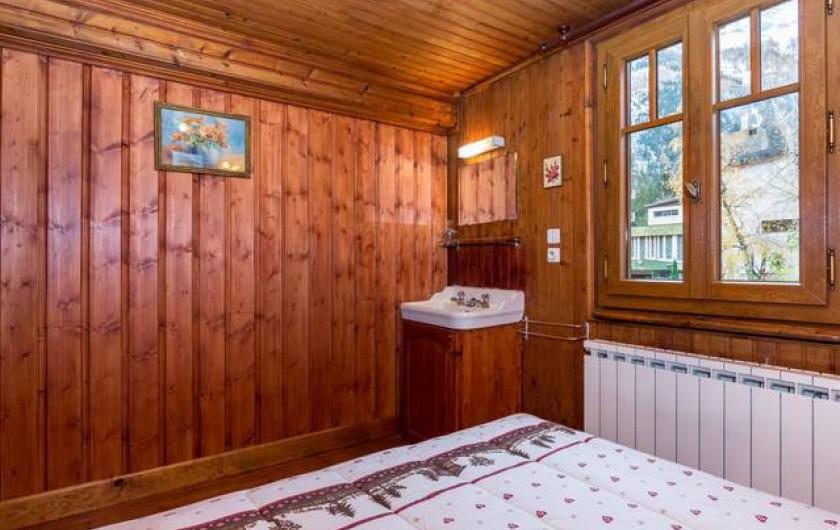Location de vacances - Chalet à Chamonix-Mont-Blanc - Chambre au 1er étage avec un lit double. Vue sur le Mont-Blanc