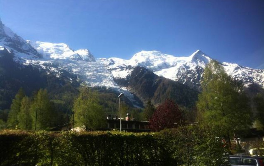Location de vacances - Chalet à Chamonix-Mont-Blanc - Vue sur le massif du Mont-Blanc depuis le jardin