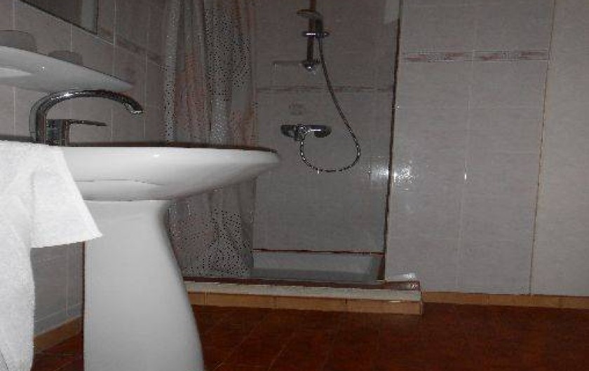 Location de vacances - Appartement à Pralognan-la-Vanoise - La douche et la salle de bains.