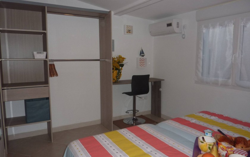 Location de vacances - Villa à Saint-Raphaël - chambre rayures climatisée  avec penderie - rangement et bureau.