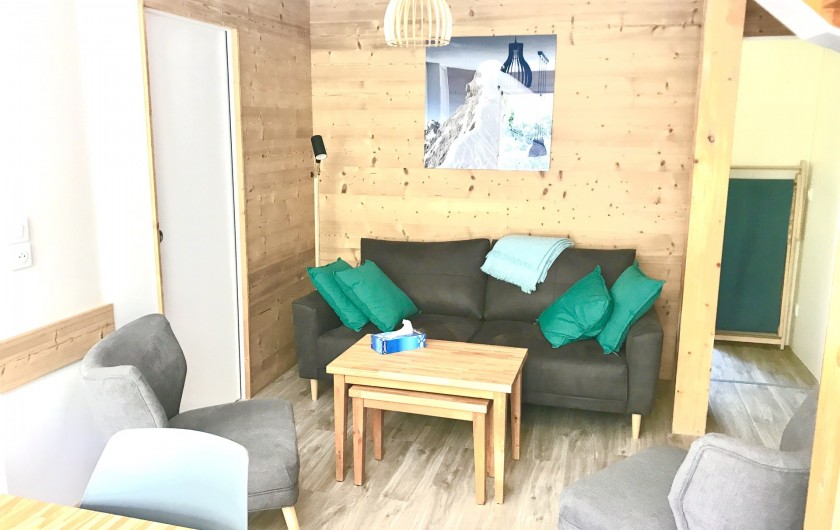 Location de vacances - Appartement à Saint-Sorlin-d'Arves - coin salon avec accès rangements et WC indépendants